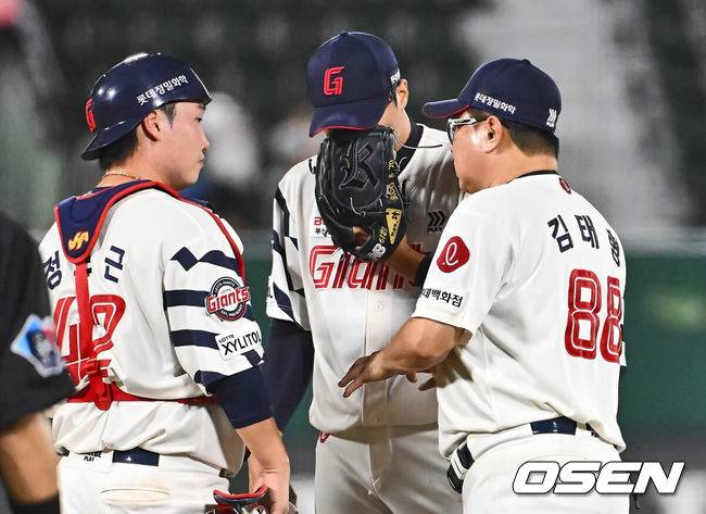 [OSEN=부산, 이석우 기자] 29일 부산 사직야구장에서 2024 신한 SOL 뱅크 KBO 리그 롯데 자이언츠와 한화 이글스의 경기가 열렸다. 홈팀 롯데는 윌커슨이 선발 출전하고 한화는 바리아가 선발 출전했다.롯데 자이언츠 김태형 감독이 8회초 무사 1루 마운드에 올라 구승민과 얘기를 하고 있다. 2024.08.29 / foto0307@osen.co.kr