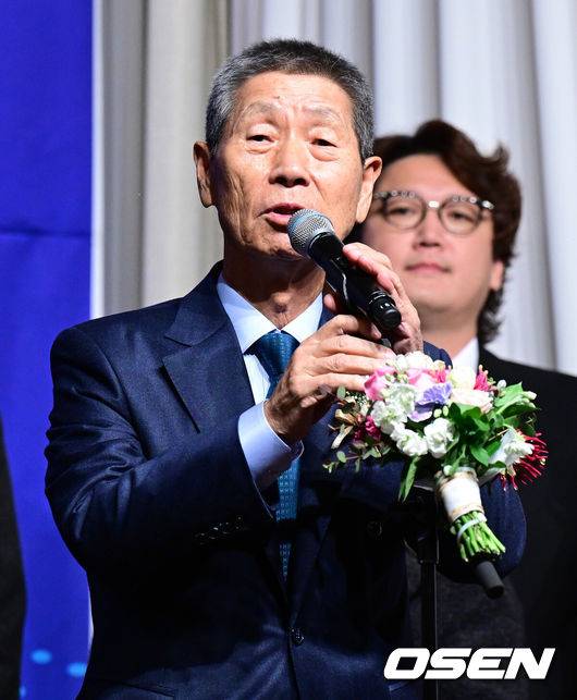 [OSEN=지형준 기자] 8일 오전 서울 청담동 리베라호텔에서 2023 뉴트리디데이 일구상 시상식이 열렸다.JTBC ‘최강야구’팀이 일구대상을 수상하며 김성근 감독이 소감을 말하고 있다. 2023.12.08 / jpnews.osen.co.kr