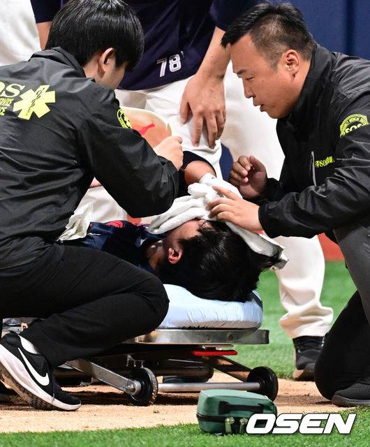 [OSEN=고척, 조은정 기자]29일 오후 서울 고척스카이돔에서 ‘2025 신한 SOL BANK KBO리그’  키움 히어로즈와 롯데 자이언츠의 경기가 진행됐다.이날 경기에서 키움은 김윤하를, 롯데는 반즈를 선발투수로 내세웠다.7회초 1사 1,2루 롯데 전민재가 키움 양지율에게 헤드샷을 맞은 뒤 들것에 실려 병원으로 이송되고 있다.  2025.04.29 /cej@osen.co.kr