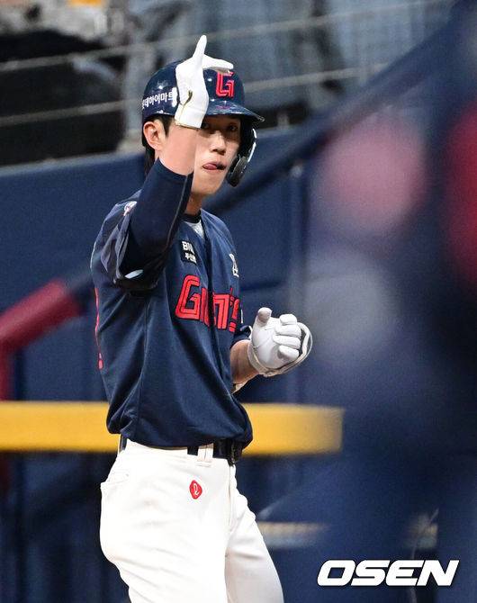 [OSEN=고척, 조은정 기자]29일 오후 서울 고척스카이돔에서 ‘2025 신한 SOL BANK KBO리그’  키움 히어로즈와 롯데 자이언츠의 경기가 진행됐다.이날 경기에서 키움은 김윤하를, 롯데는 반즈를 선발투수로 내세웠다.2회초 1사 2루 롯데 전민재가 안타 세리머니를 하고 있다. 2025.04.29 /cej@osen.co.kr