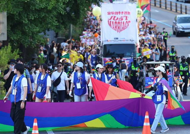 ▲1일 오후 서울퀴어퍼레이드 참가자들이 서울 종로구 종각역을 출발해 삼일대로를 지나 을지로 방면으로 행진하고 있다. ⓒ연합뉴스