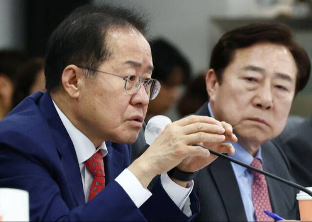 국민의힘 홍준표&nbsp;대선 경선 후보가 지난 28일&nbsp;서울 여의도 중소기업중앙회에서 열린 중소기업인과의 간담회에서 발언하고 있다. 오른쪽은 김기문 중기중앙회장. 뉴스1&nbsp;