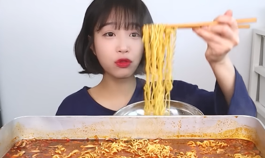 라면을 먹방을 선보이고 있는 쯔양의 모습. 유튜브 채널 ‘쯔양’ 캡처