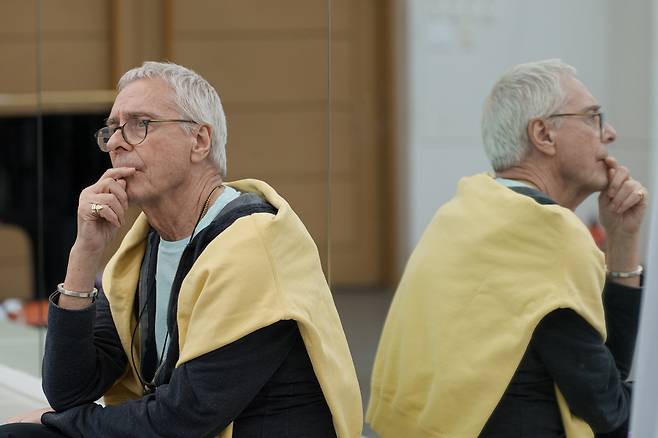 안무가 존 노이마이어가 국립발레단의&nbsp;‘카멜리아 레이디’ 리허설을 지켜보고 있다. 국립발레단 제공