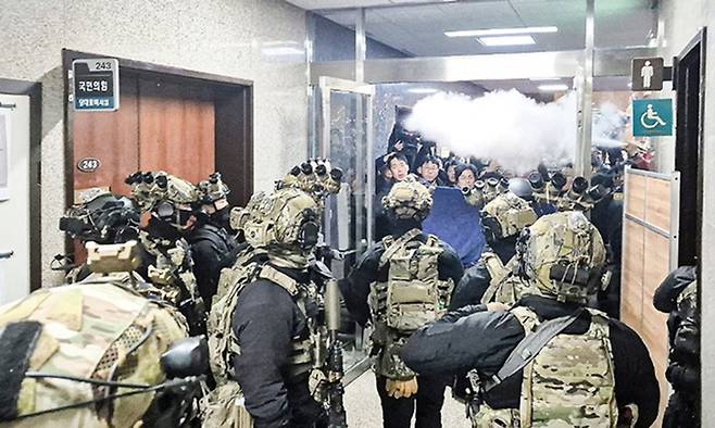 윤석열 전 대통령이 지난해 12월3일 밤 비상계엄을 선포한 이튿날인 12월4일 새벽 서울 국회의사당에서 계엄군이 국회 본청 안까지 들어와 있다. 연합뉴스