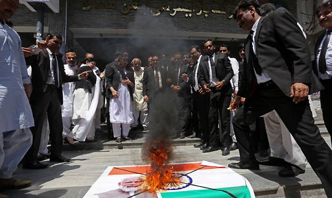 28일(현지시간) 파키스탄 서부 도시 물탄에서 열린 반인도 시위에서 인도 국기와 나렌드라 모디 인도 총리의 사진이 담긴 현수막을 불태우고 있다. AFP연합뉴스