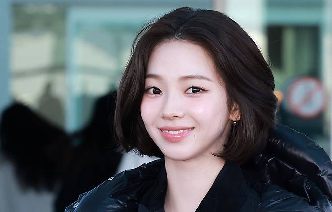 에스파 카리나가 프라다 패션쇼 참석 차 인천국제공항 제2터미널을 통해 이탈리아 밀라노로 출국에 앞서 포즈를 취하고 있다. 뉴스1