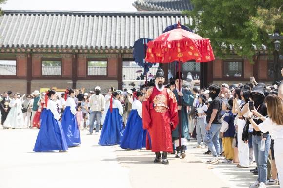 30일까지 경복궁 곳곳에서 펼쳐지는 ‘궁중 일상 재현’ 퍼포먼스 ‘시간여행, 세종’. 국가유산청 궁능유적본부와 국가유산진흥원은 서울 5대 고궁(경복궁·창덕궁·덕수궁·창경궁·경희궁)과 종묘에서 ‘시간여행, 세종’을 포함한 ‘2025 궁중문화축전’을 다음달 4일까지 진행한다. 국가유산진흥원 제공