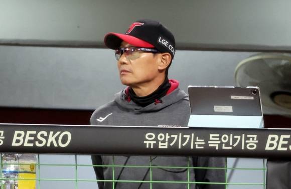 염경엽 LG 트윈스 감독이 25일 광주 기아챔피언스필드에서 열린 2025 KBO리그 정규시즌 KIA 타이거즈와의 원정 경기를 지켜보고 있다. 광주 연합뉴스