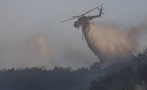 분주한 산불 진화 헬기 - 대구 대형 산불 발생 이틀째인 29일 오전 대구 북구 산불 현장에서 헬기가 물을 투하하고 있다. 2025.4.29. 연합뉴스