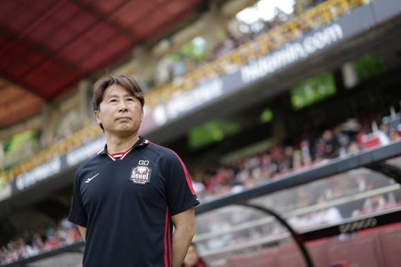 김기동 FC서울 감독이 27일 포항스틸야드에서 열린 2025 K리그1 10라운드 포항 스틸러스와의 원정 경기를 지켜보고 있다. K리그 제공