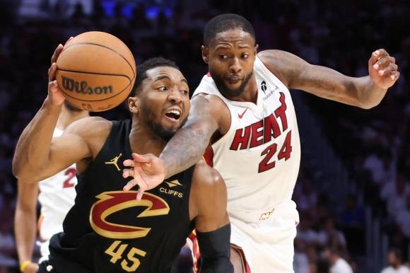 클리블랜드 캐벌리어스 도너번 미첼이 29일(한국시간) 미국 플로리다주 마이애미의 카세야 센터에서 열린 2024~25 NBA PO 1라운드 4차전 마이애미 히트와의 원정 경기에서 돌파하고 있다. AFP 연합뉴스