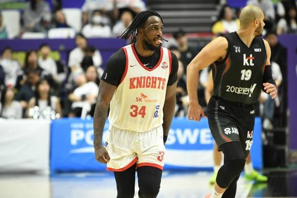 서울 SK 자밀 워니가 29일 수원 케이티아레나에서 열린 2024~25 프로농구 4강 플레이오프 4차전 수원 kt와의 원정 경기에서 득점한 뒤 기뻐하고 있다. KBL 제공