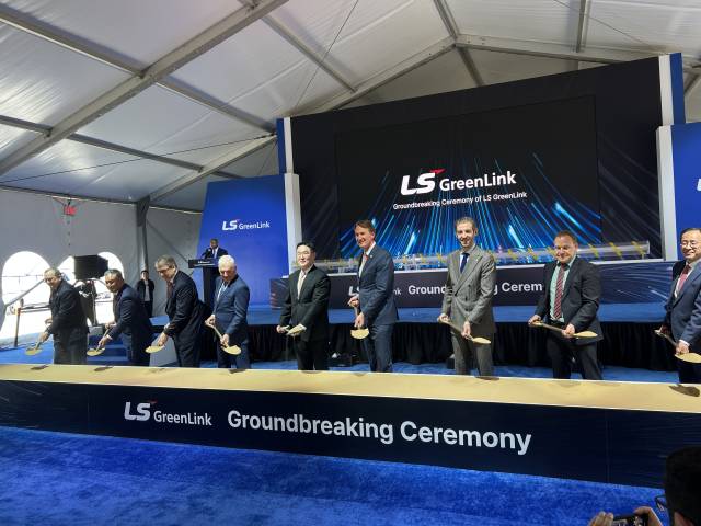 구본규(왼쪽 다섯번째) LS전선 대표이사와 글렌 영킨(" 여섯 번째) 버지니아 주지사 등이 28일(현지 시간) 버지니아주 체사피크시에서 열린 LS그린링크 해저케이블 착공식에서 삽으로 흙을 뜨고 있다. 이태규 특파원