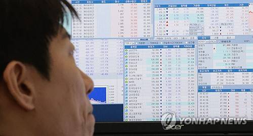 1년 5개월간 금지됐던 공매도가 전면 재개된 3월 31일 서울 중구 하나은행 본점 딜링룸에서 딜러들이 업무를 보고 있다. 연합뉴스