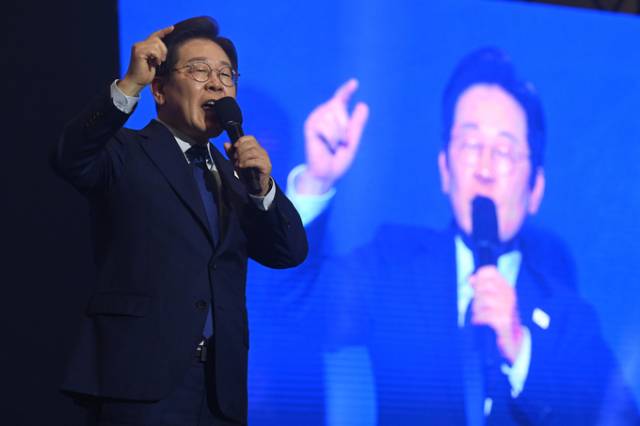 이재명 더불어민주당 대선 후보가 27일 경기 고양시 킨텍스에서 대선 후보 수락 연설을 하고 있다. 이 후보는 이번 조기 대선에서 권력을 잡을 가능성이 크지만 권력 집중을 우려하는 목소리도 높다. 연합뉴스