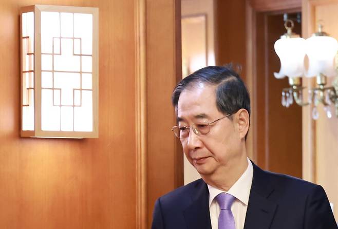 한덕수 대통령 권한대행 국무총리가4월 29일 정부서울청사에서 열린 재외공관장 신임장 수여식에 입장하고 있다. ⓒ연합뉴스