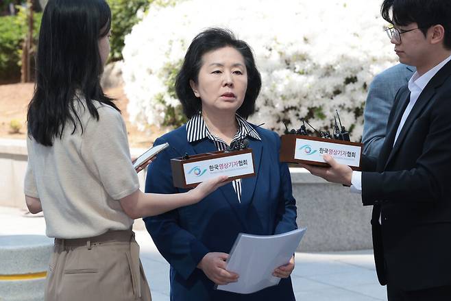 29일 김영선 전 국민의힘 의원이 윤석열 전 대통령 부부와 구(舊)여권 정치인 다수가 연루된 공천 개입·여론조사 의혹 관련 조사를 받기 위해 참고인 신분으로 서초구 서울고검으로 들어서며 취재진 질문에 답하고 있다. ⓒ연합뉴스