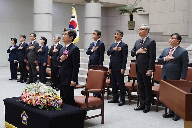 마용주 신임 대법관이 4월9일 서울 서초구 대법원에서 열린 자신의 취임식에서 국기에 경례하고 있다. 마 대법관이 취임하면서 대법원은 103일 만에 완전체를 구성하게 됐다. 왼쪽부터 이숙연·노경필·서경환·오경미 대법관, 조희대 대법원장, 마용주·이흥구·오석준·엄상필·박영재 대법관 ⓒ 연합뉴스
