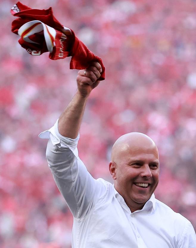 아르네 슬롯 감독이 28일 프리미어리그 우승을 확정한 뒤 기뻐하고 있다. 로이터