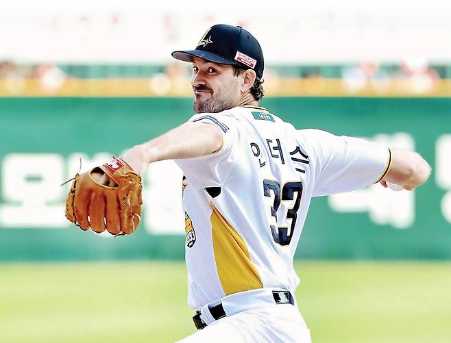 SSG 드류 앤더슨이 지난 26일 인천 키움전 선발 등판해 투구하고 있다. SSG 랜더스 제공