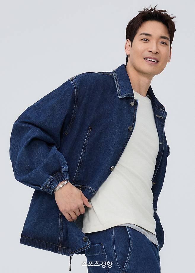 배우 정겨운. 매니지먼트 런 제공