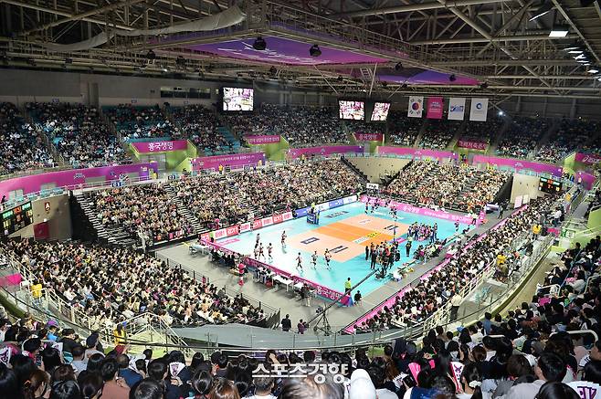만원관중이 찬 V리그 여자부 경기장 전경. KOVO 제공