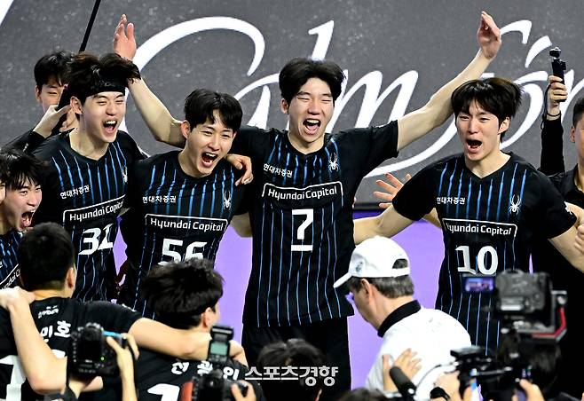 2024~2025시즌 V리그 남자부 챔피언결정전에서 우승한 현대캐피탈 선수들의 세리머니 장면. KOVO 제공