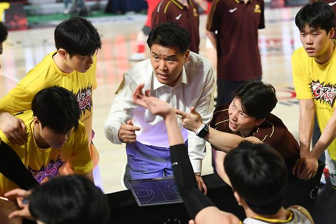 28일 울산 현대모비스와의 4강 PO 3차전 도중 작전 지시하는 조상현 창원 LG 감독. KBL 제공