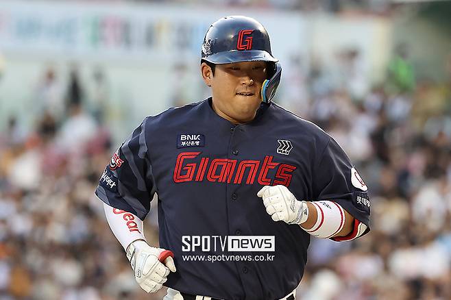 ▲ 롯데 유강남은 29일 고척 키움전에서초구 공략으로 역전 2타점 2루타를 터트렸다. ⓒ곽혜미 기자