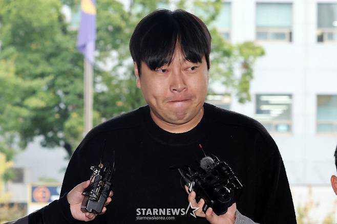 (서울=뉴스1) 이동해 기자 = 인터넷 불법 도박 사실을 털어놓은 개그맨 이진호가 22일 오후 서울 강남경찰서에 피의자 신분으로 출석하고 있다. 2024.10.22/뉴스1  Copyright (C) 뉴스1. All rights reserved. 무단 전재 및 재배포,  AI학습 이용 금지. /사진=(서울=뉴스1) 이동해 기자