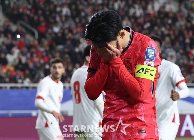 2026 북중미 월드컵 아시아 3차 예선 대한민국 대 요르단 경기가 25일 수원월드컵경기장에서 열렸다. 손흥민이 결정적인 공격이 무산되자 아쉬워하고 있다. /사진=김진경 대기자