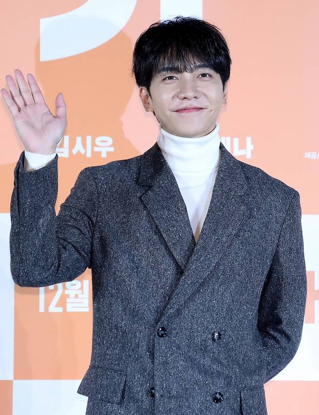 (서울=뉴스1) 권현진 기자 = 배우 이승기가 12일 서울 광진구 롯데시네마 건대입구에서 열린 영화 '대가족'(감독 양우석) 제작보고회에서 포즈를 취하고 있다.  '대가족'은 스님이 된 아들 함문석(이승기 분) 때문에 대가 끊긴 만두 맛집 평만옥 사장 함무옥(김윤석 분)에게 세상 본 적 없던 귀여운 손주들이 찾아오면서 생각지도 못한 기막힌 동거 생활을 하게 되는 가족 코미디다. 2024.11.12/뉴스1  Copyright (C) 뉴스1. All rights reserved. 무단 전재 및 재배포,  AI학습 이용 금지. /사진=(서울=뉴스1) 권현진 기자