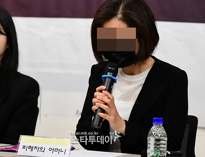 피해자 모친. 사진l강영국 기자
