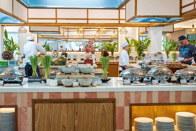 테라스가 있는 메인 레스토랑은 1,000명이 식사할 수 있는 규모다