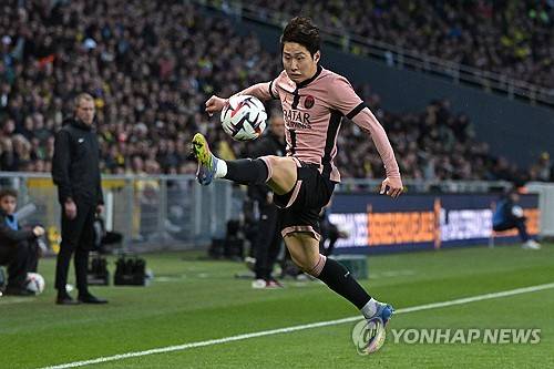 프랑스 유력지 '레키프'가 지난 28일(한국시간) PSG의 아스널 원정 경기에 나설 예상 선발 라인업을 공개했다. 이 라인업에 이강인의 이름은 없다.&nbsp;  루이스 엔리케 감독이 이끄는 PSG는 오는 30일 오전 4시 영국 런던에 있는 에미레이츠 스타디움에서 아스널과 2024-2025시즌 유럽축구연맹(UEFA) 챔피언스리그 준결승 1차전을 치른다.&nbsp;연합뉴스