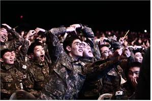 위문열차 공연 (서울=연합뉴스) 장병들이 위문열차 공연을 보며 환호하는 모습 [국방홍보원 제공]