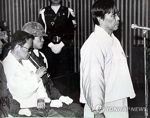박정희 대통령 시해범 김재규 재판  1979년 10월26일 박정희 대통령을 시해한 김재규 전 중앙정보부장이 계엄 고등군사 재판 3차 공판에서 변호인의 심문에 답하는 모습. 2025.2.19  [연합뉴스 자료사진]