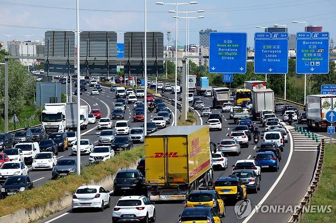 바르셀로나 도로 교통 체증 (바르셀로나 로이터=연합뉴스) 28일(현지시간) 차량 몰린 바르셀로나 인근 도로 모습. 2025.04.29