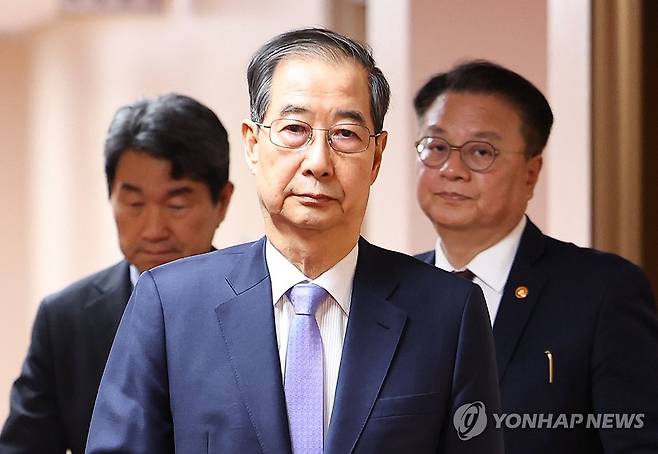 국무회의 입장하는 한덕수 대통령 권한대행 (서울=연합뉴스) 홍해인 기자 = 한덕수 대통령 권한대행 국무총리가 29일 정부서울청사에서 열린 국무회의에 입장하고 있다. 2025.4.29 [대통령실통신사진기자단] hihong@yna.co.kr