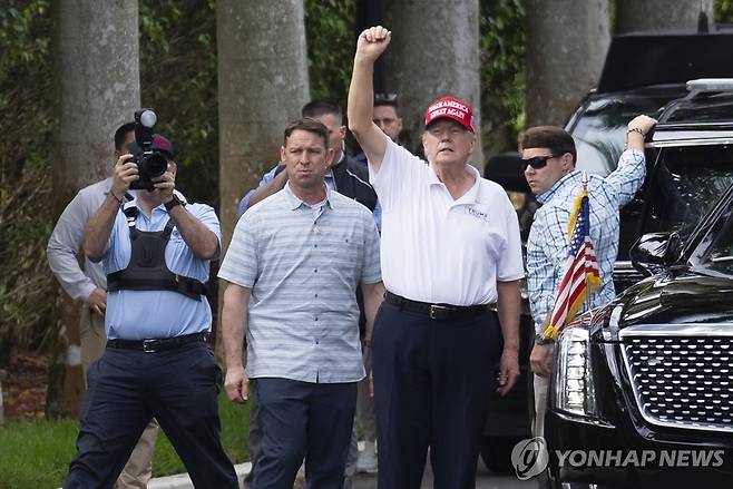 플로리다 자택 인근 골프장 앞에서 지지자들에게 인사하는 도널드 트럼프 미국 대통령 [AP 연합뉴스 자료사진]