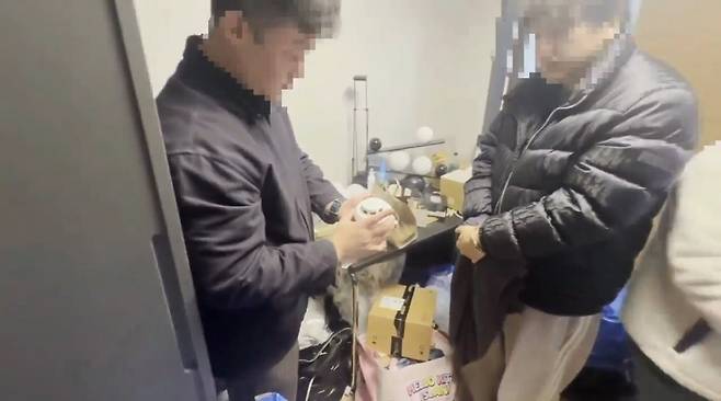 오피스텔에서 불법촬영해 영상 게시, 판매한 피의자 압수수색 현장 [서울경찰청 제공. 재판매 및 DB 금지]