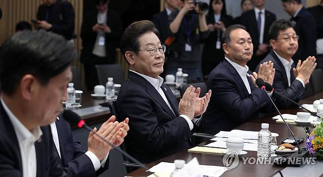 이재명 후보 (서울=연합뉴스) 더불어민주당 이재명 대선 후보가 지난 28일 경기도 이천시 SK하이닉스 이천캠퍼스에서 열린 AI 메모리반도체 기업간담회에서 박수를 치고 있다. 2025.4.28 [국회사진기자단] ondol@yna.co.kr