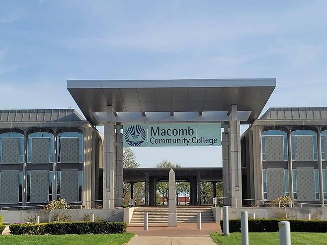 트럼프 대통령 100일 연설 예정인 머콤 카운티의 대학교 [머콤 카운티[미 미시간주]=연합뉴스] 조준형 특파원= 도널드 트럼프 미국 대통령이 취임 100일인 29일(현지시간) 연설을 하기 위해 찾을 미시간주 머콤카운티의 대학교 전경. 2025.4.29 jhcho@yna.co.kr