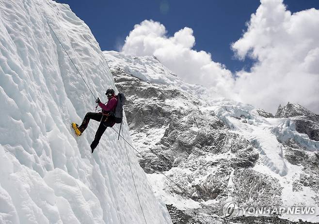 에베레스트 등정 도전하는 산악인 [로이터 연합뉴스 자료사진. 재배포 및 판매 금지]