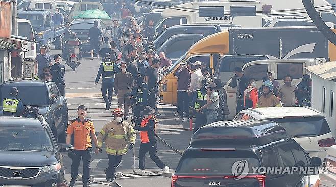 산불에 대피한 주민들 (대구=연합뉴스) 윤관식 기자 = 지난 28일 오후 2시 1분께 대구 북구 노곡동 함지산에서 산불이 발생한 가운데 조야동 주민들이 대피해 있다. 2025.4.28 psik@yna.co.kr