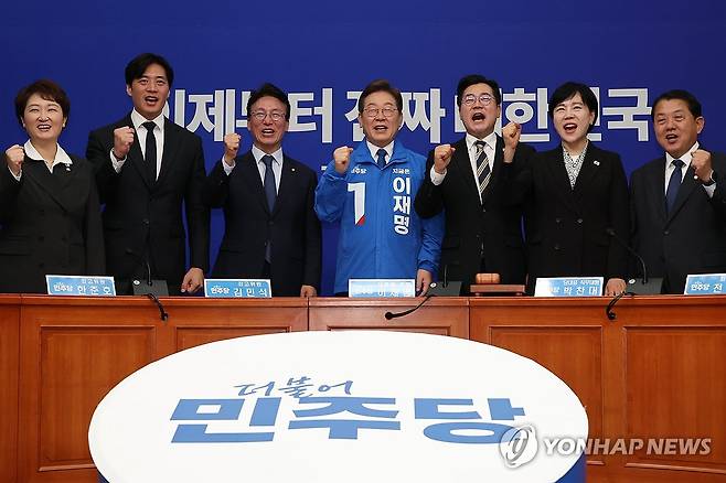 파이팅 외치는 이재명 대선 후보 (서울=연합뉴스) 김주성 기자 = 더불어민주당 이재명 대선 후보와 박찬대 당대표 직무대행 겸 원내대표, 최고위원들이 지난 28일 서울 여의도 국회에서 열린 최고위원회의에서 파이팅을 외치고 있다. 2025.4.28 utzza@yna.co.kr