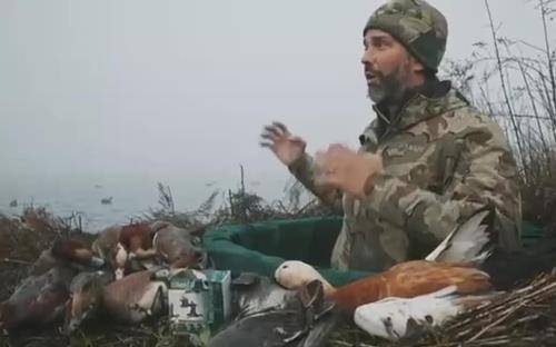 갓 잡은 오리 설명하는 트럼프 주니어. 오른쪽 하단이 보호종인 황오리 [사냥 전문 웹사이트 '필드 에토스' 영상 캡처. 재판매 및 DB 금지]