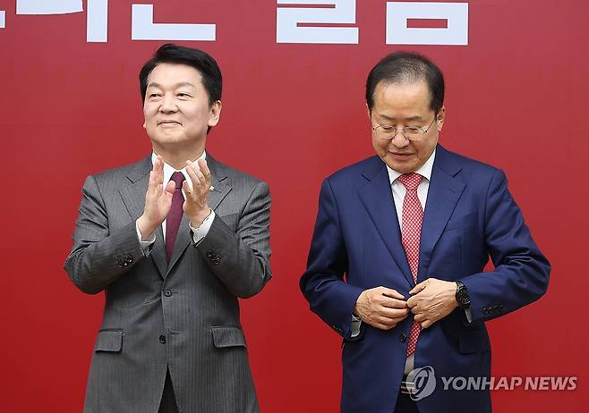 최종 경선 진출에 실패한 안철수·홍준표 후보 (서울=연합뉴스) 29일 서울 여의도 국민의힘 당사에서 열린 제21대 대통령 후보자 국민의힘 3차 경선 진출자 발표 행사에서 진출에 실패한 안철수(왼쪽)·홍준표 후보가 진출 후보의 소감을 듣고 있다. 2025.4.29 [국회사진기자단] utzza@yna.co.kr