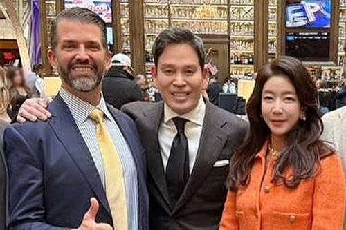 트럼프 주니어 만난 정용진 회장 (서울=연합뉴스) 정용진 신세계그룹 회장과 부인 한지희 여사가 지난 1월 18일(현지시간) 미국 워싱턴DC에서 트럼프 주니어를 만나고 있다. 2025.1.21 [신세계그룹 제공. 재판매 및 DB 금지] photo@yna.co.kr